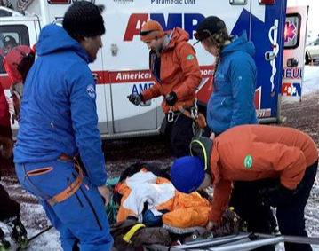 Thieu nien song sot than ky sau khi nga tu do cao 152 m tren nui o My hinh anh