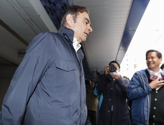 Hai nhan vien giup cuu chu tich Nissan qua mat an ninh san bay hinh anh