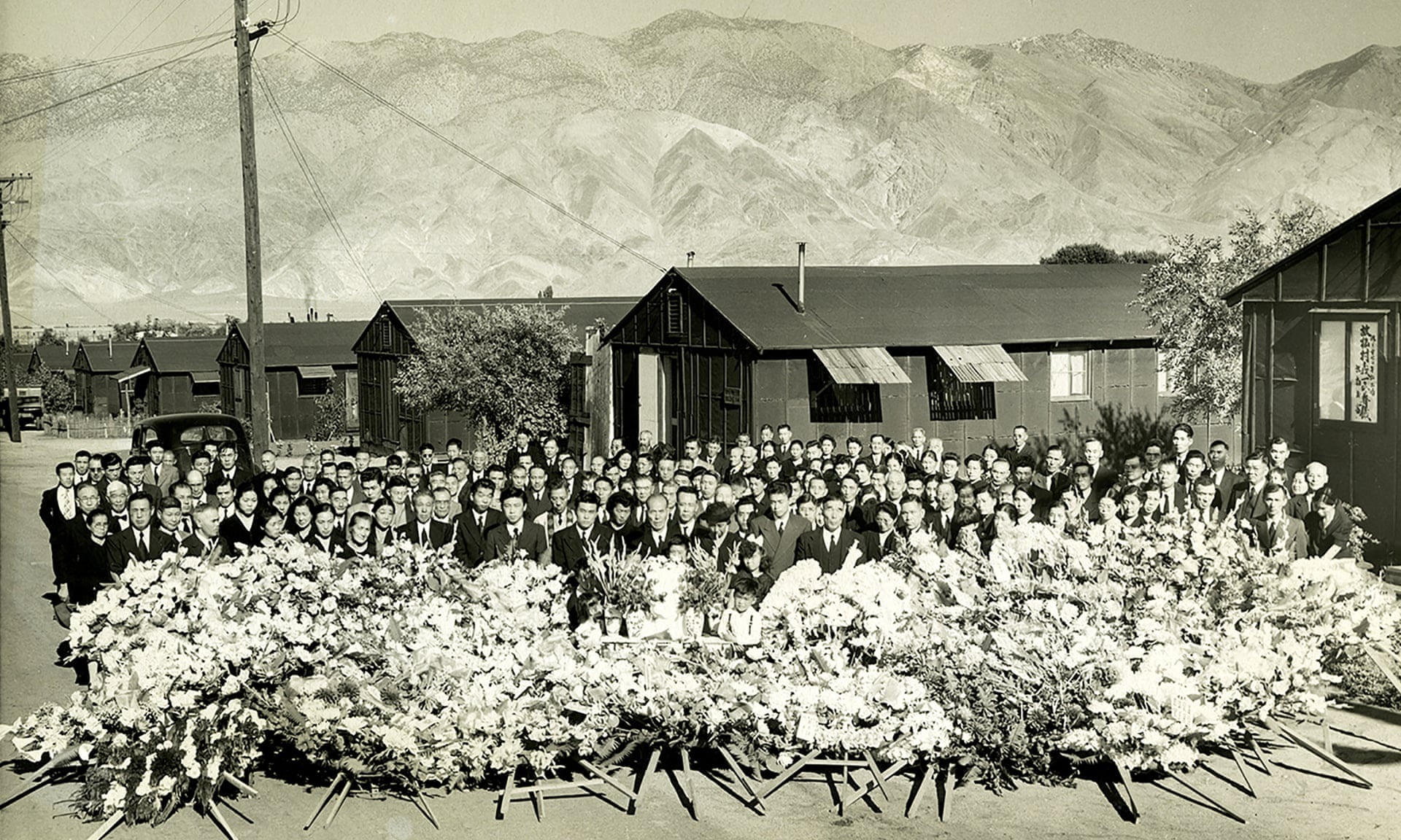 Nguoi leo nui vap phai bo xuong 'hon ma nha Manzanar' tu The chien 2 hinh anh