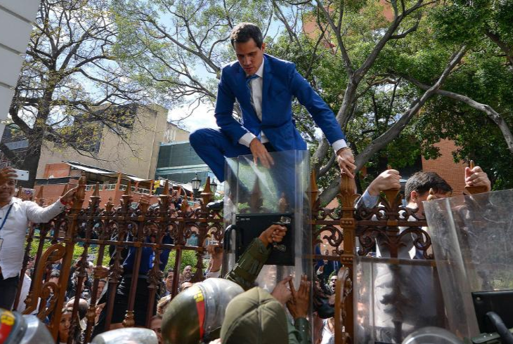 Lanh dao doi lap Venezuela bi an ninh chan duong vao quoc hoi hinh anh