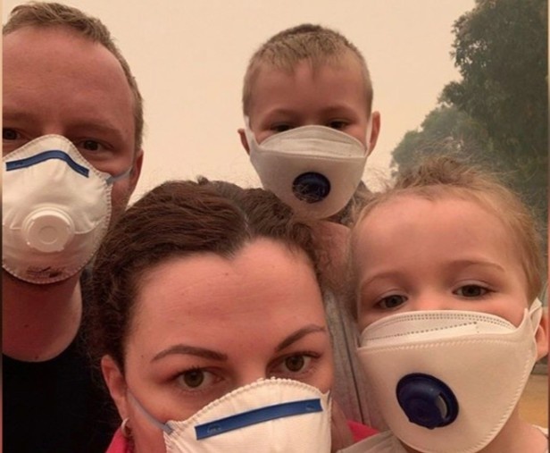 Gia dinh duoc giai cuu sau 6 ngay ket trong rap phim o Australia hinh anh