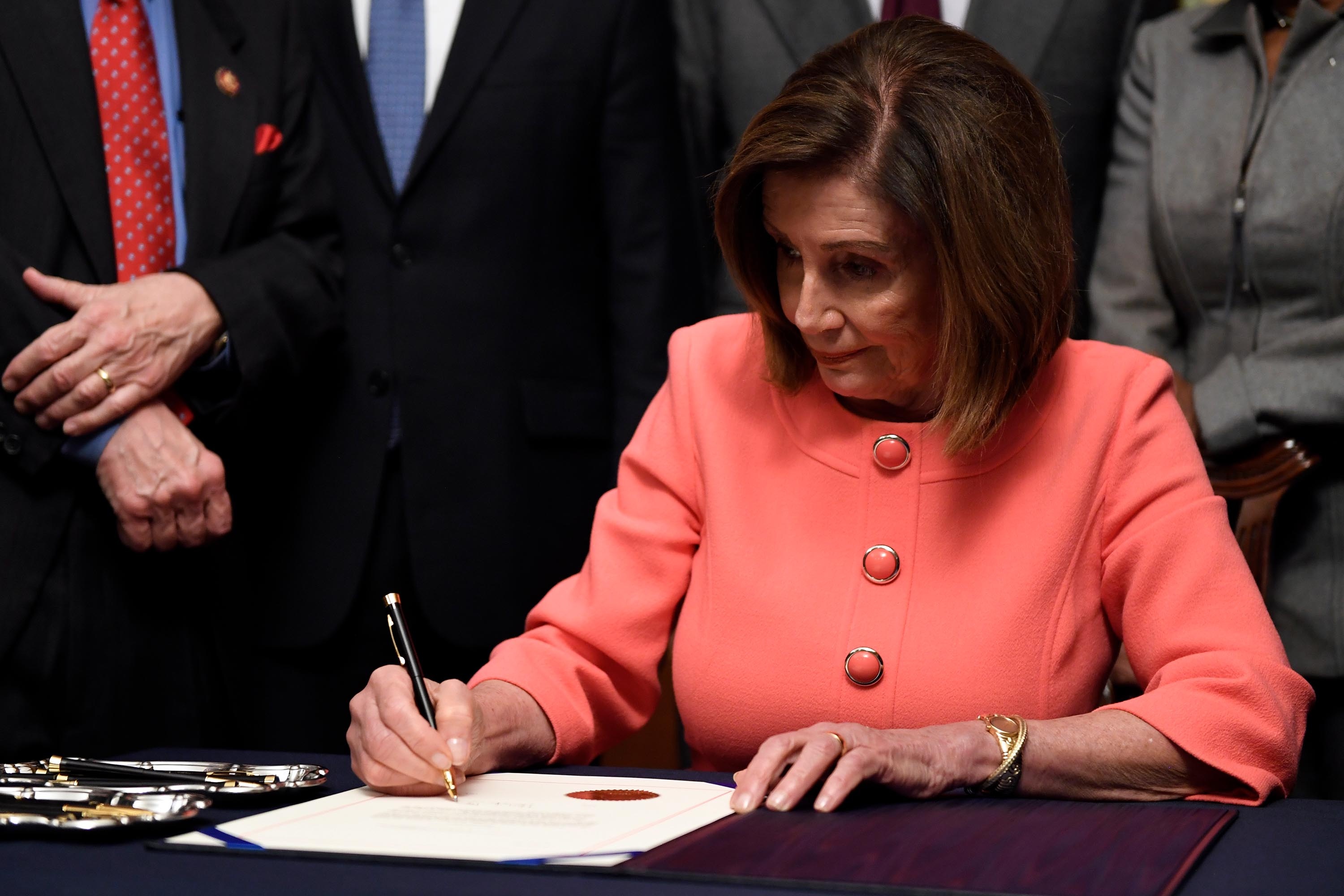 Ba Pelosi dung 32 cay but ky van kien luan toi TT Trump hinh anh