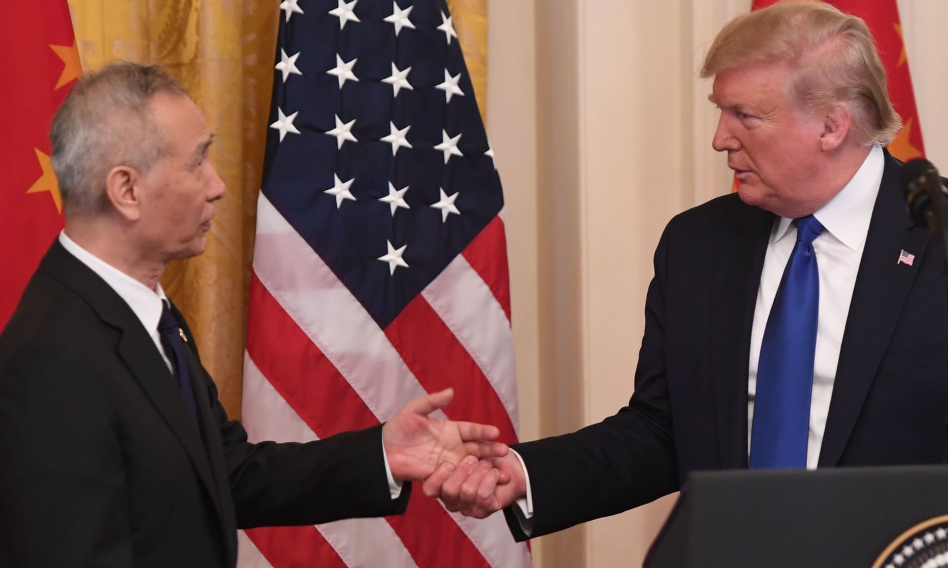 Tong thong Trump ky giai doan dau thoa thuan moi voi Trung Quoc hinh anh