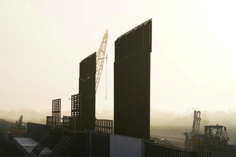 Lau Nam Goc nhan duoc yeu cau xay 435 km tuong bien gioi hinh anh