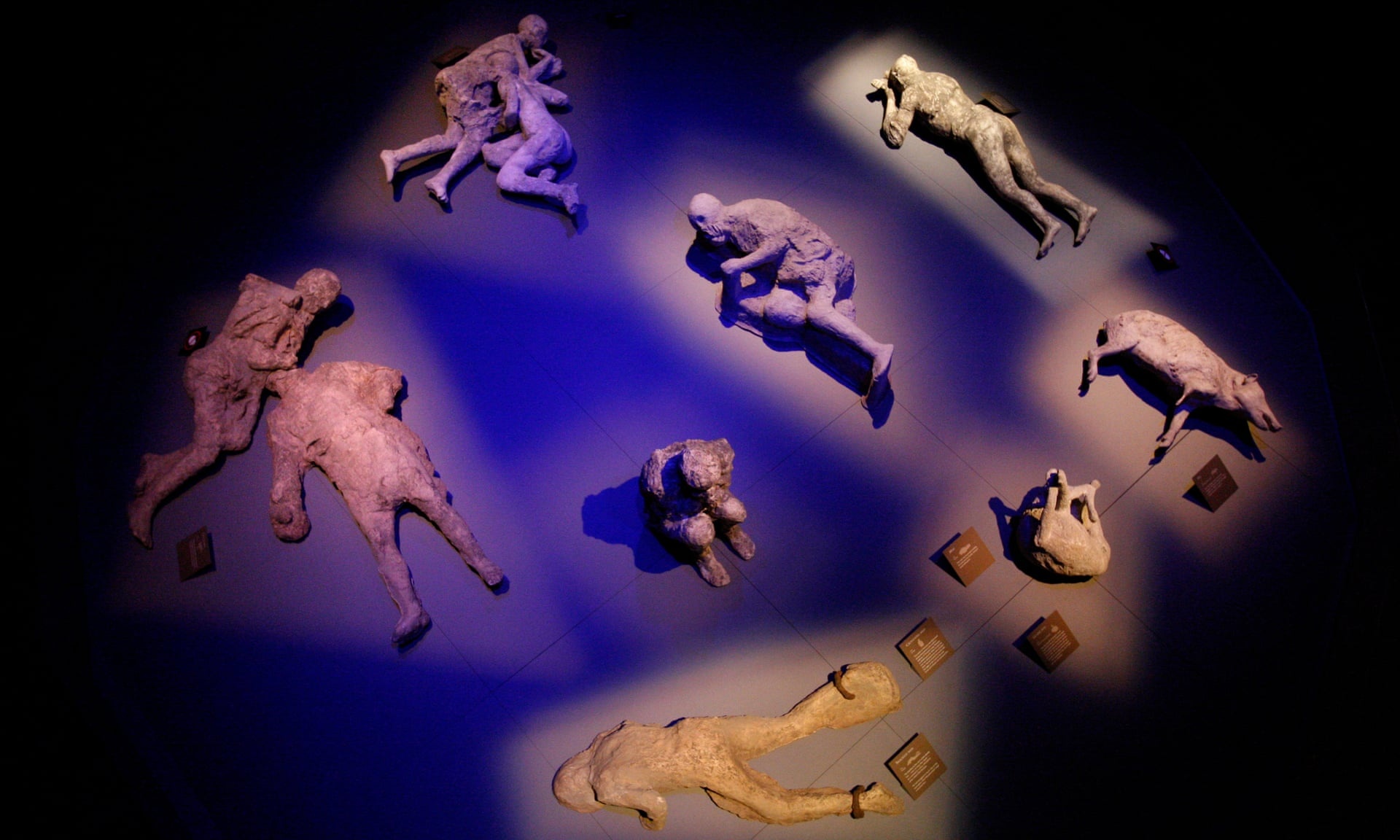 Nao nguoi bien thanh thuy tinh khi nui lua phun trao gan Napoli hinh anh