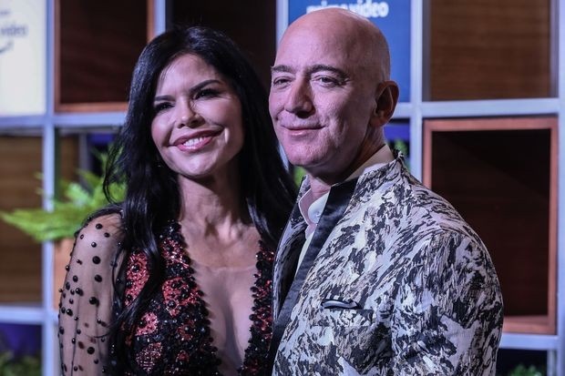 Ty phu giau nhat the gioi bi anh cua ban gai kien vi anh khoa than hinh anh