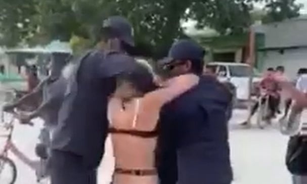 Maldives xin loi nu du khach Anh bi bat vi mac bikini hinh anh