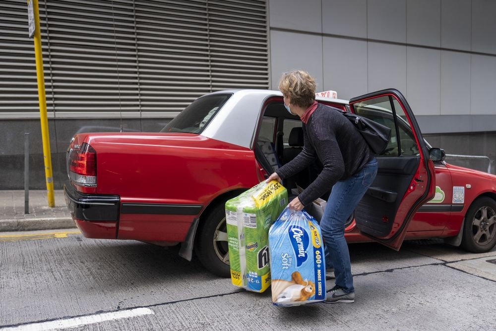 Giua mua dich virus corona, giay ve sinh lam qua con 'quy hon ruou' hinh anh