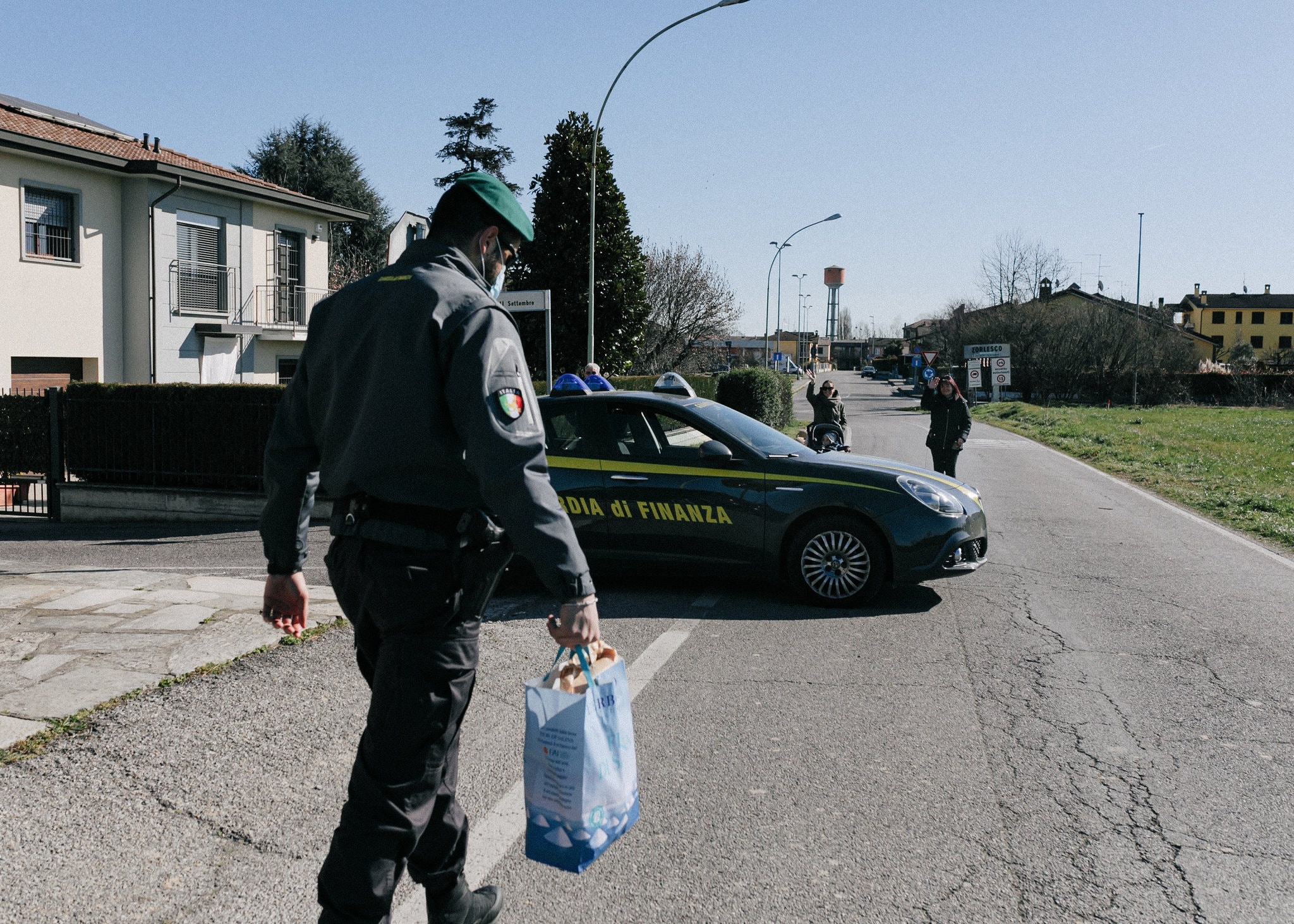 Ben trong vung do virus corona o Italy hinh anh