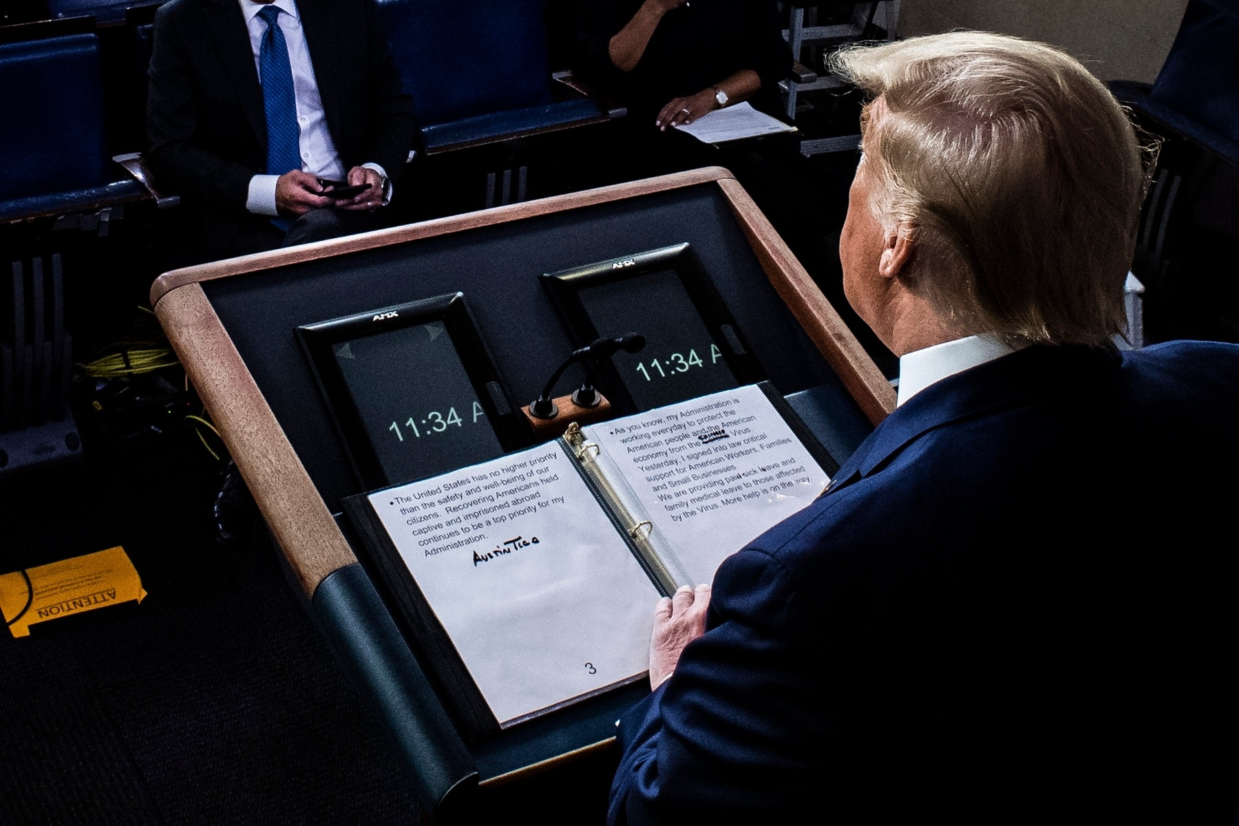 Gach de chu corona, sua thanh ‘virus TQ’ - lat cat phan anh TT Trump hinh anh