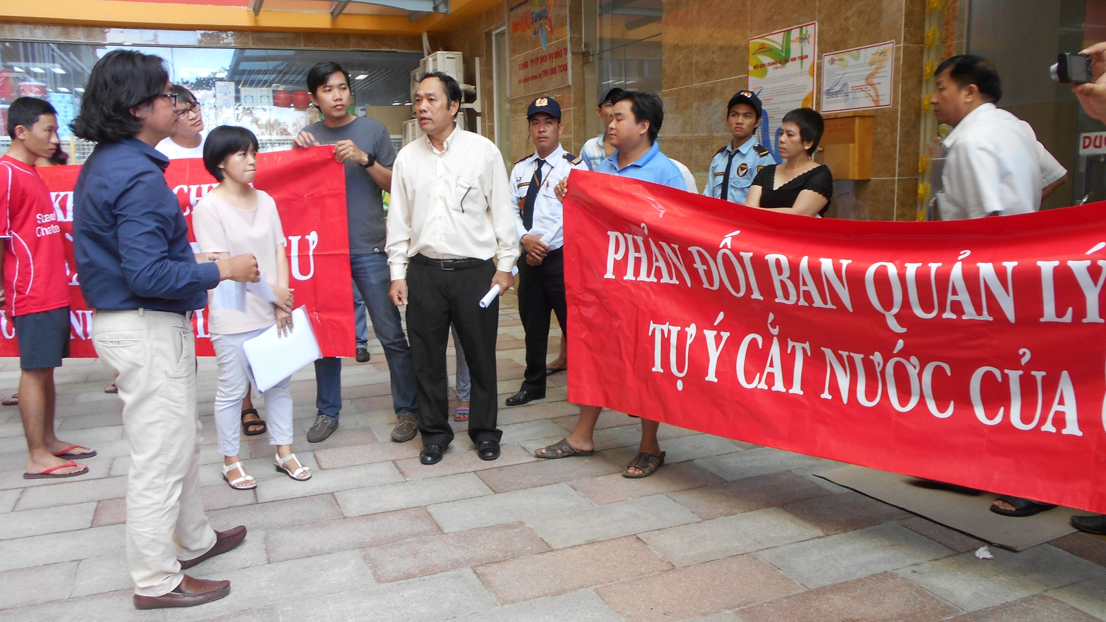 Bat dong phi dich vu, hang chuc ho dan Sai Gon bi cat nuoc hinh anh