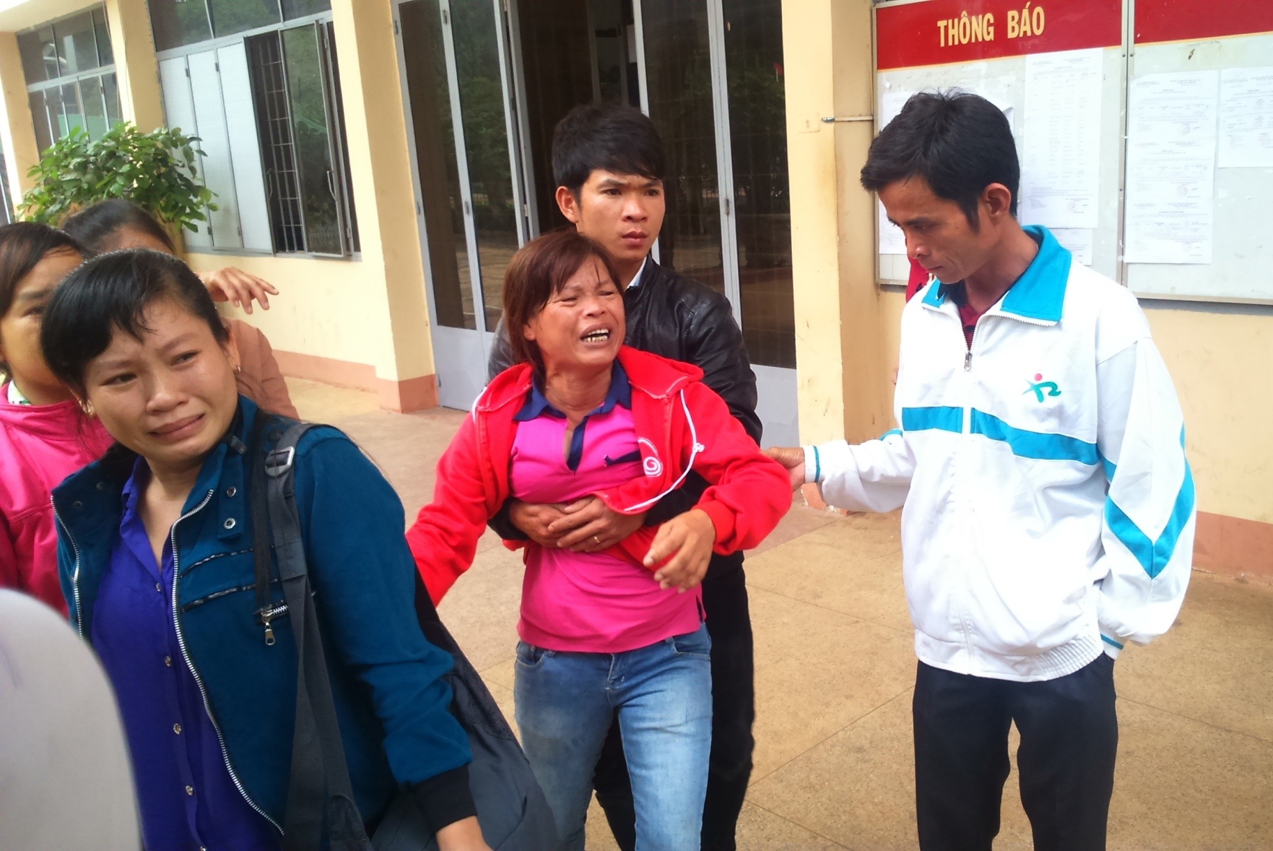 Nguoi than bi cao va nan nhan danh nhau giua toa hinh anh