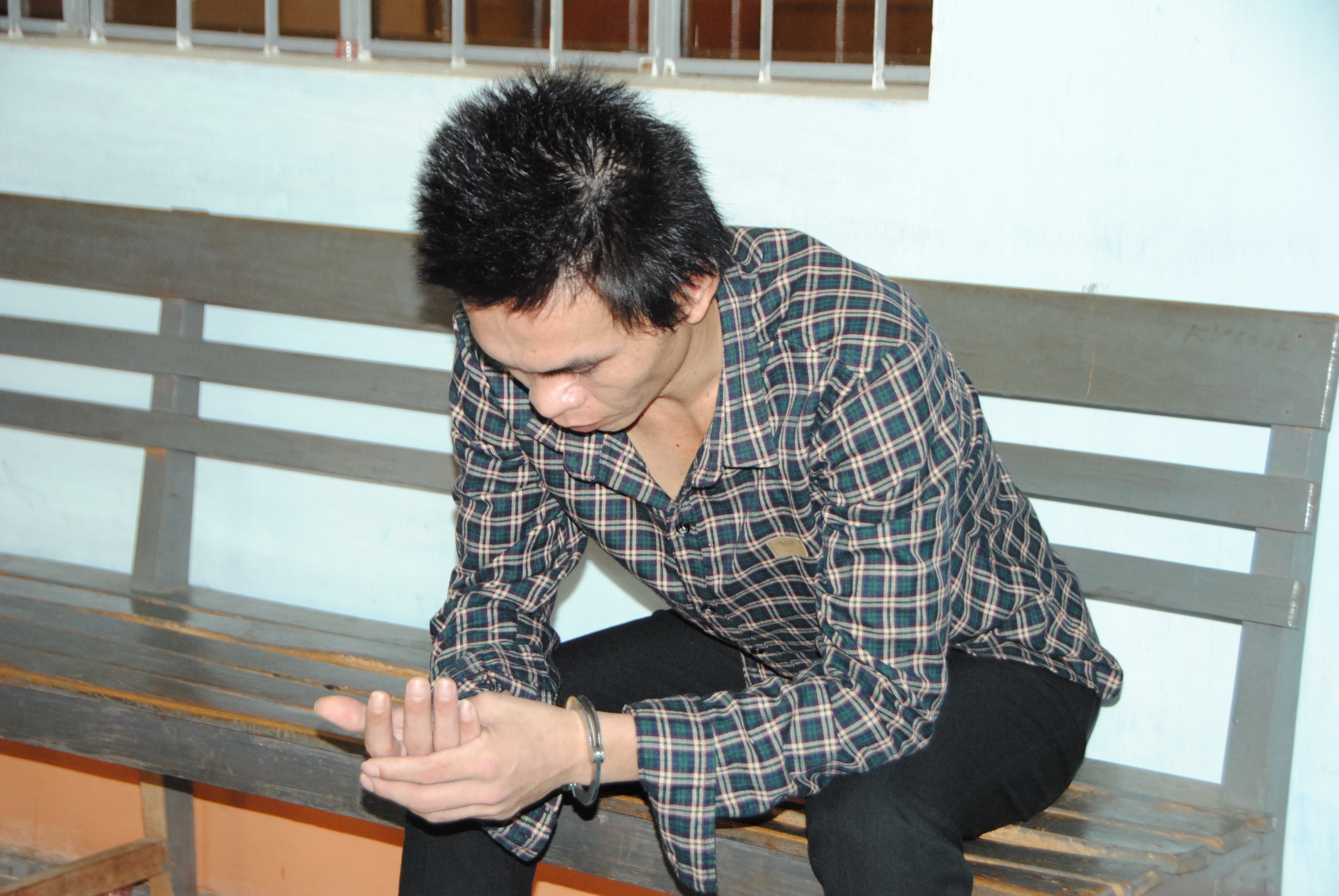 Den nha nhau roi hiep dam con gai cua ban hinh anh