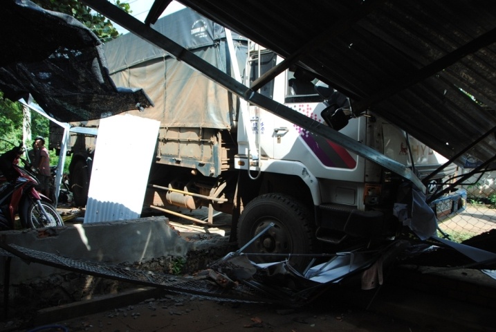 Oto tai lao len le duong, tong sap 2 mai hien hinh anh