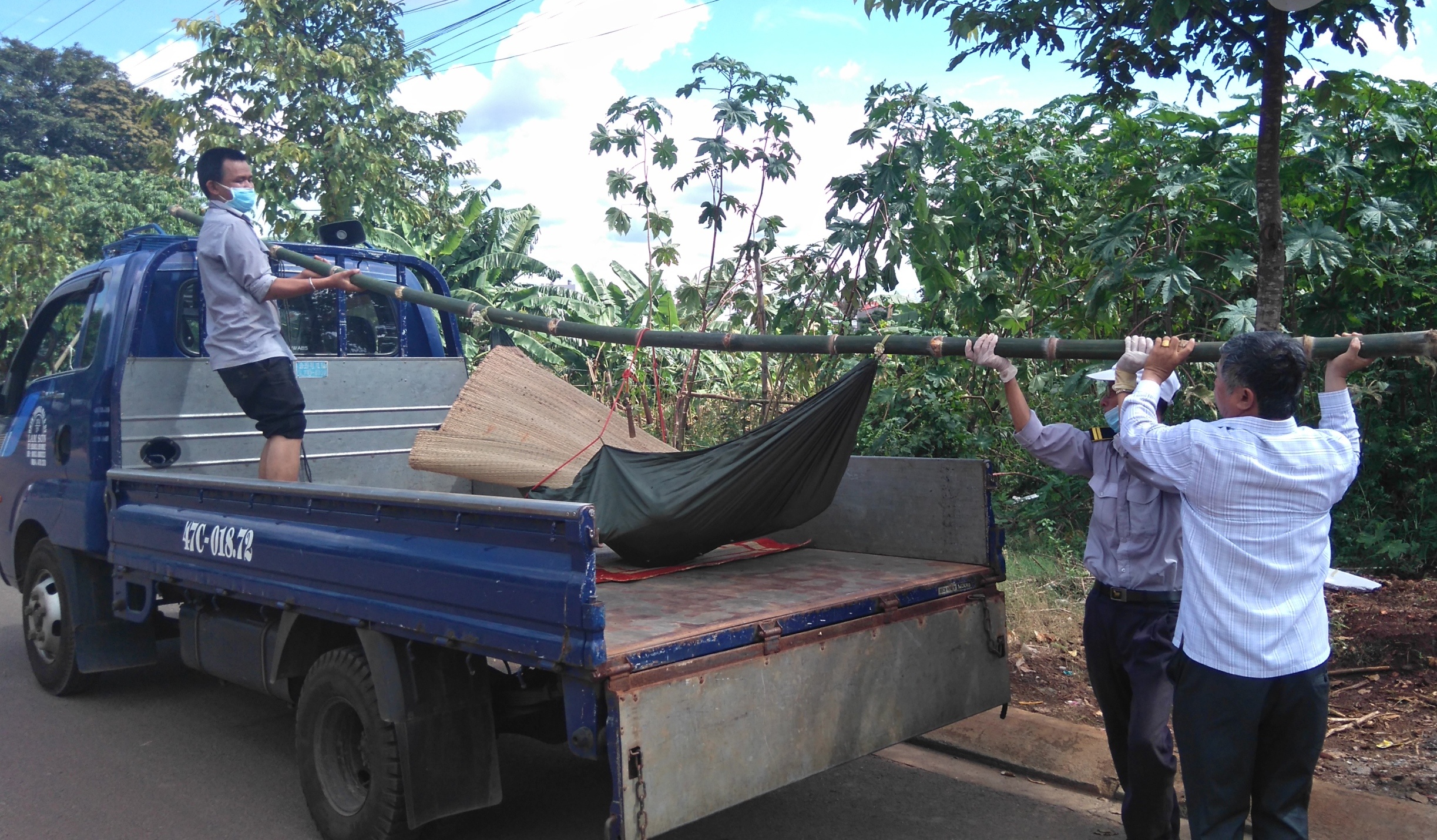 Phat hien thi the thanh nien dang phan huy duoi suoi hinh anh