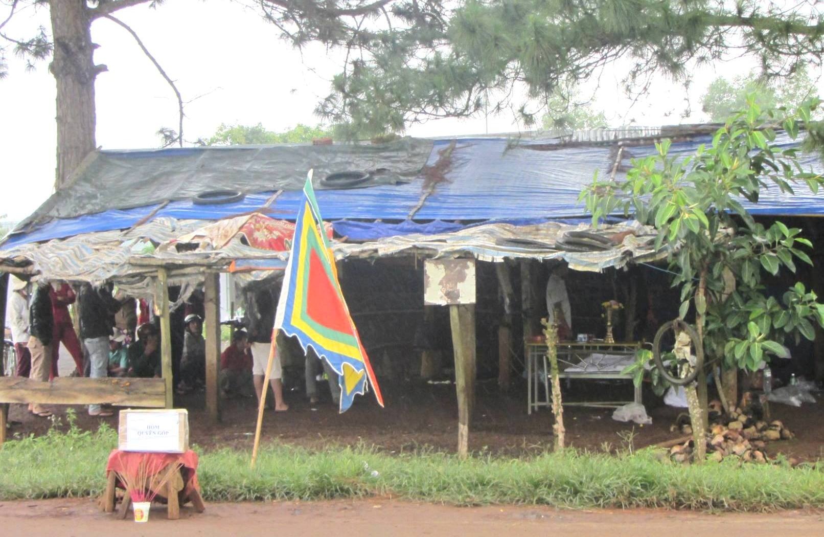 Nguoi nhat ve chai nam chet trong quan nuoc ven duong hinh anh