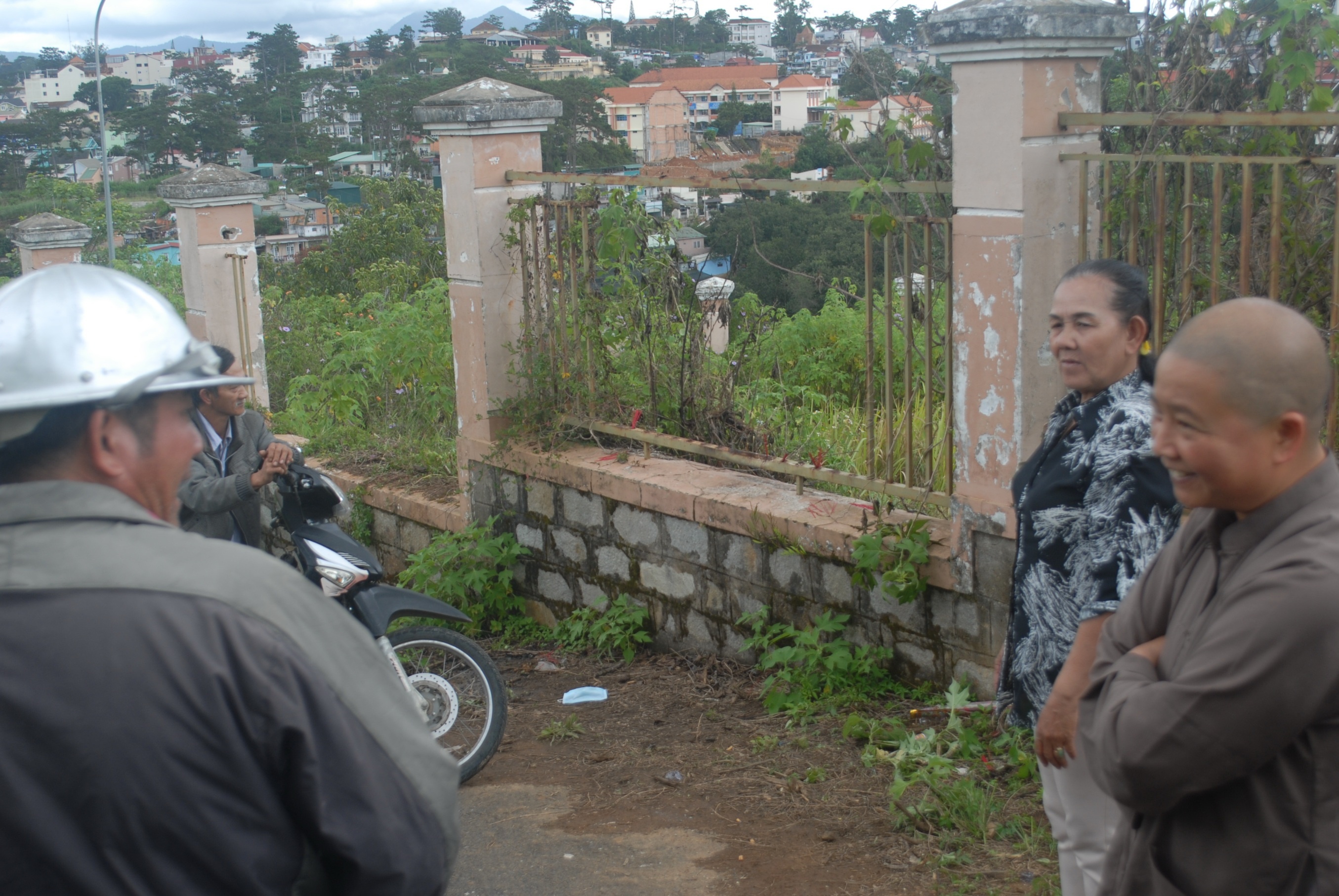 Xac thanh nien bi chay ben ve duong hinh anh