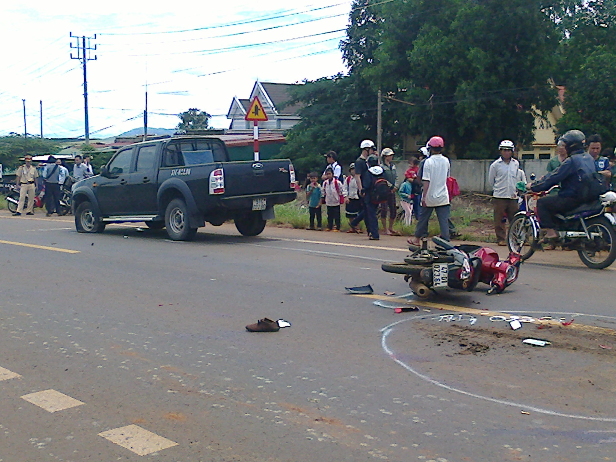 Xe may tong vao oto nguoc chieu, thieu nu tu vong tai cho hinh anh