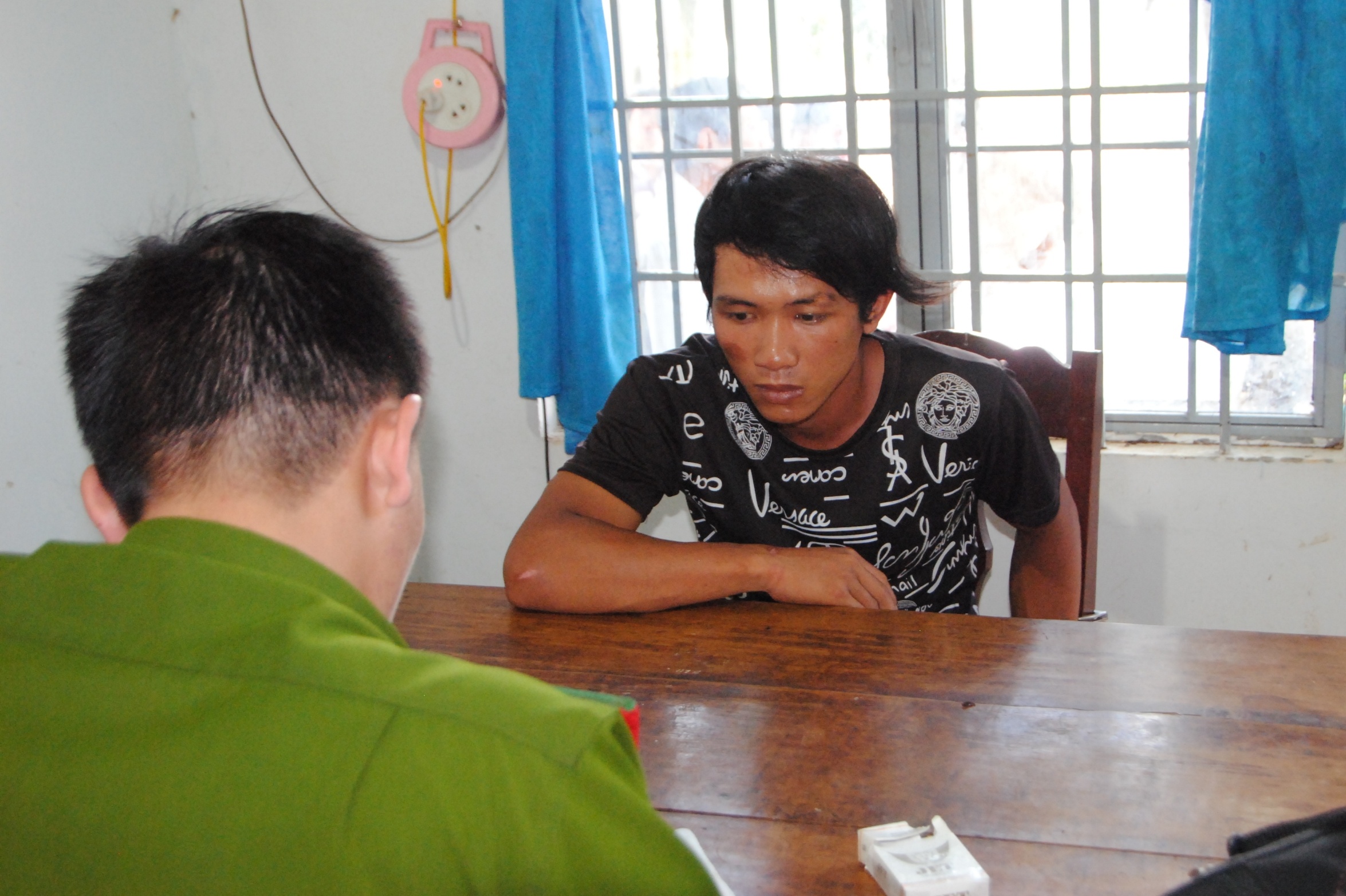 Thanh nien vao UBND xa trom xe may hinh anh