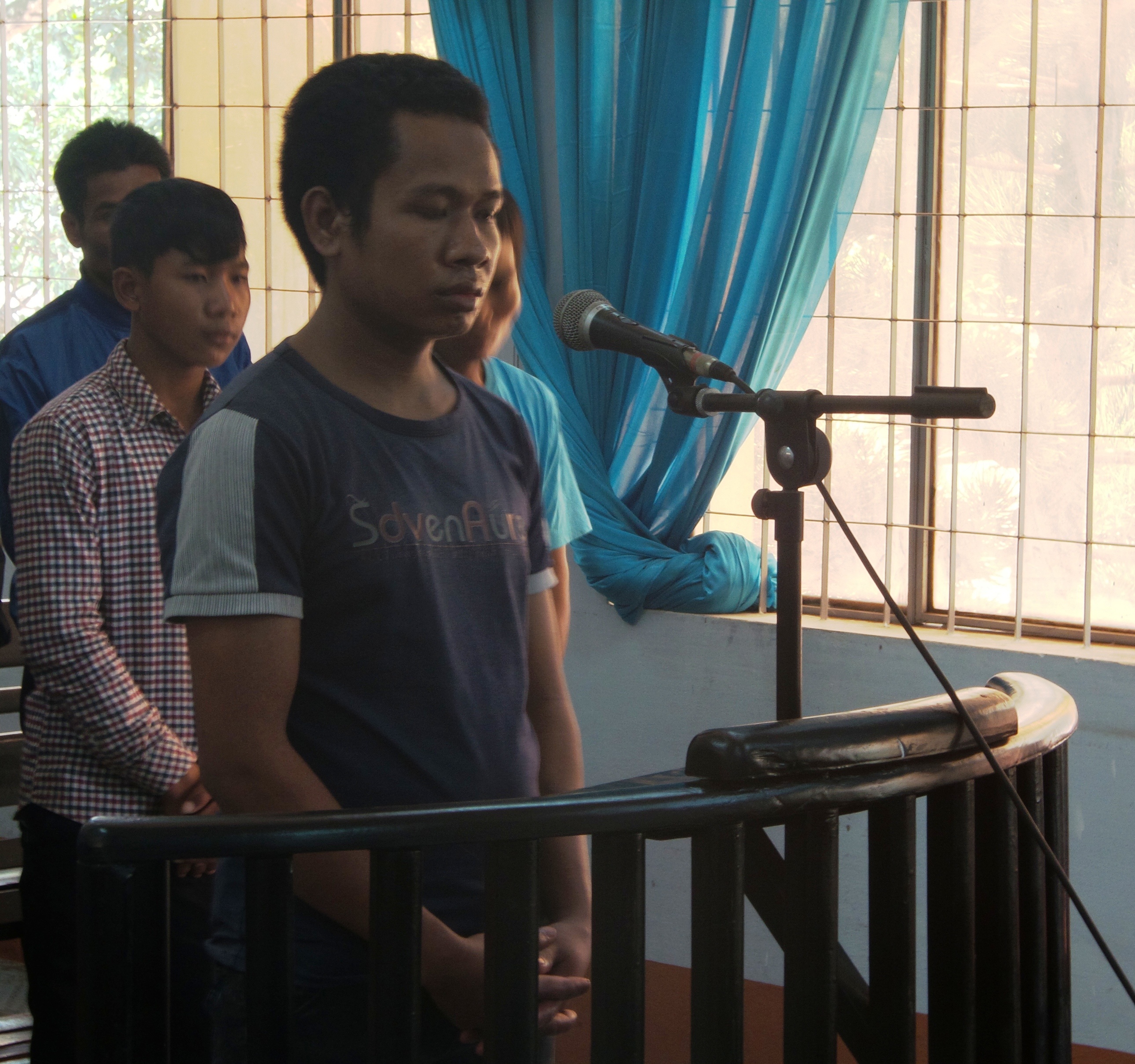 Hai doi con rieng cua vo roi uong thuoc doc tu tu hinh anh
