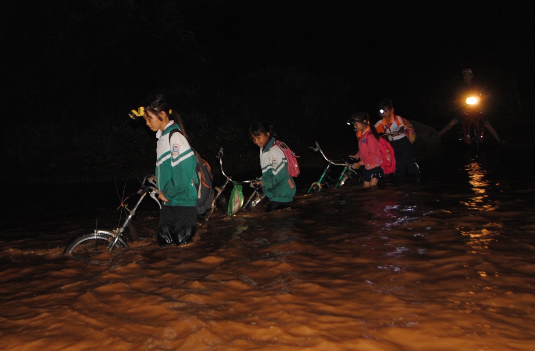 Theo chan cac em nho dung den pin di hoc luc 3h sang hinh anh