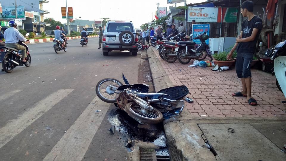 Oto tong lien tiep 3 xe may, keo le 10 m hinh anh