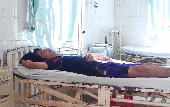 Uong thuoc doc vi bo khong cho du tien mua dien thoai hinh anh