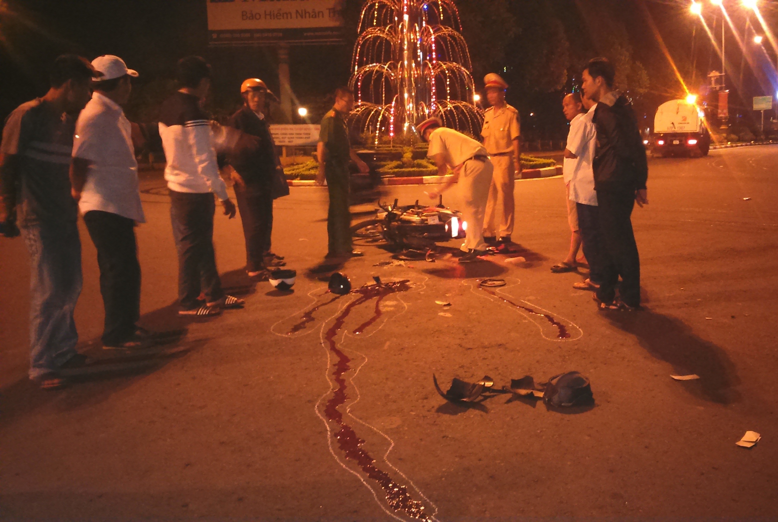 Dam vao hong oto, 2 thanh nien nguy kich hinh anh