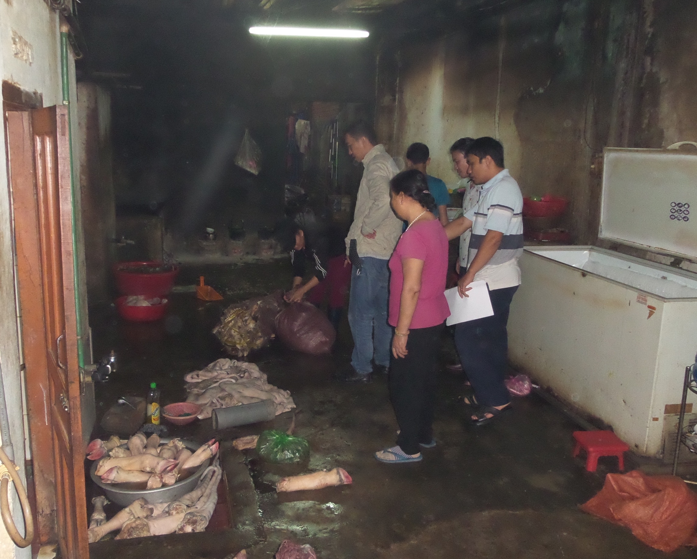 Hon 200 kg noi tang hoi thoi suyt bi tuon vao quan nhau hinh anh