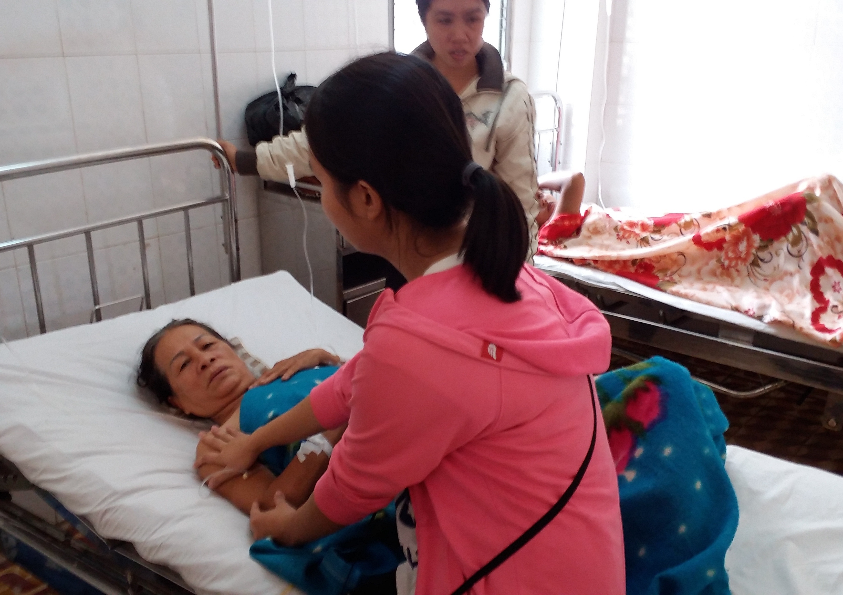 Ba chu quan bi khach dam lien tiep hinh anh