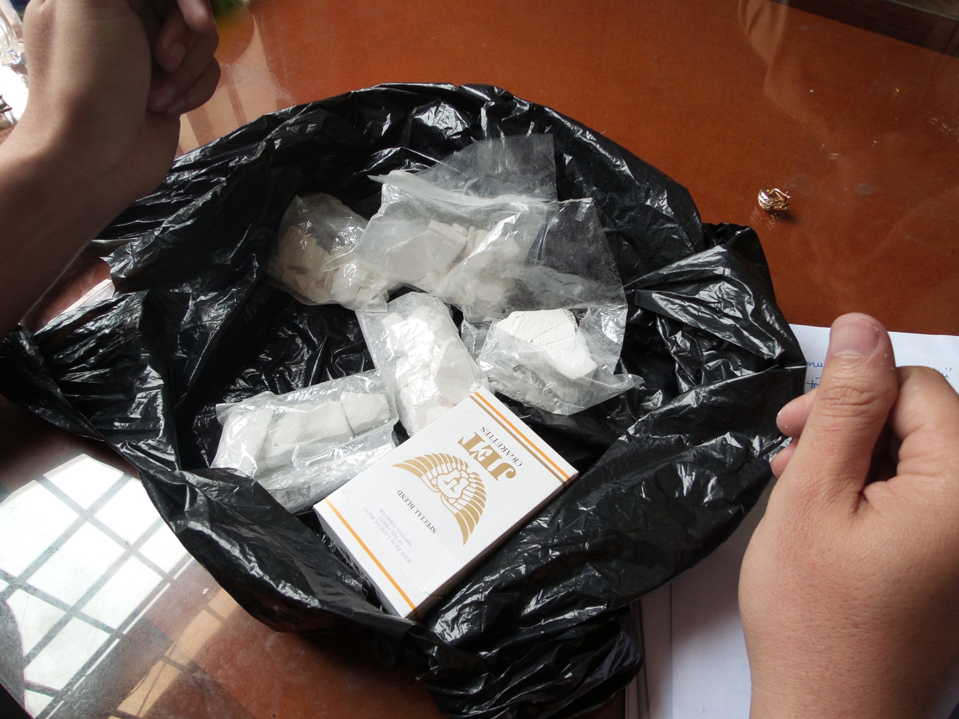 Mot phu nu bi bat khi mang ma tuy di ban hinh anh
