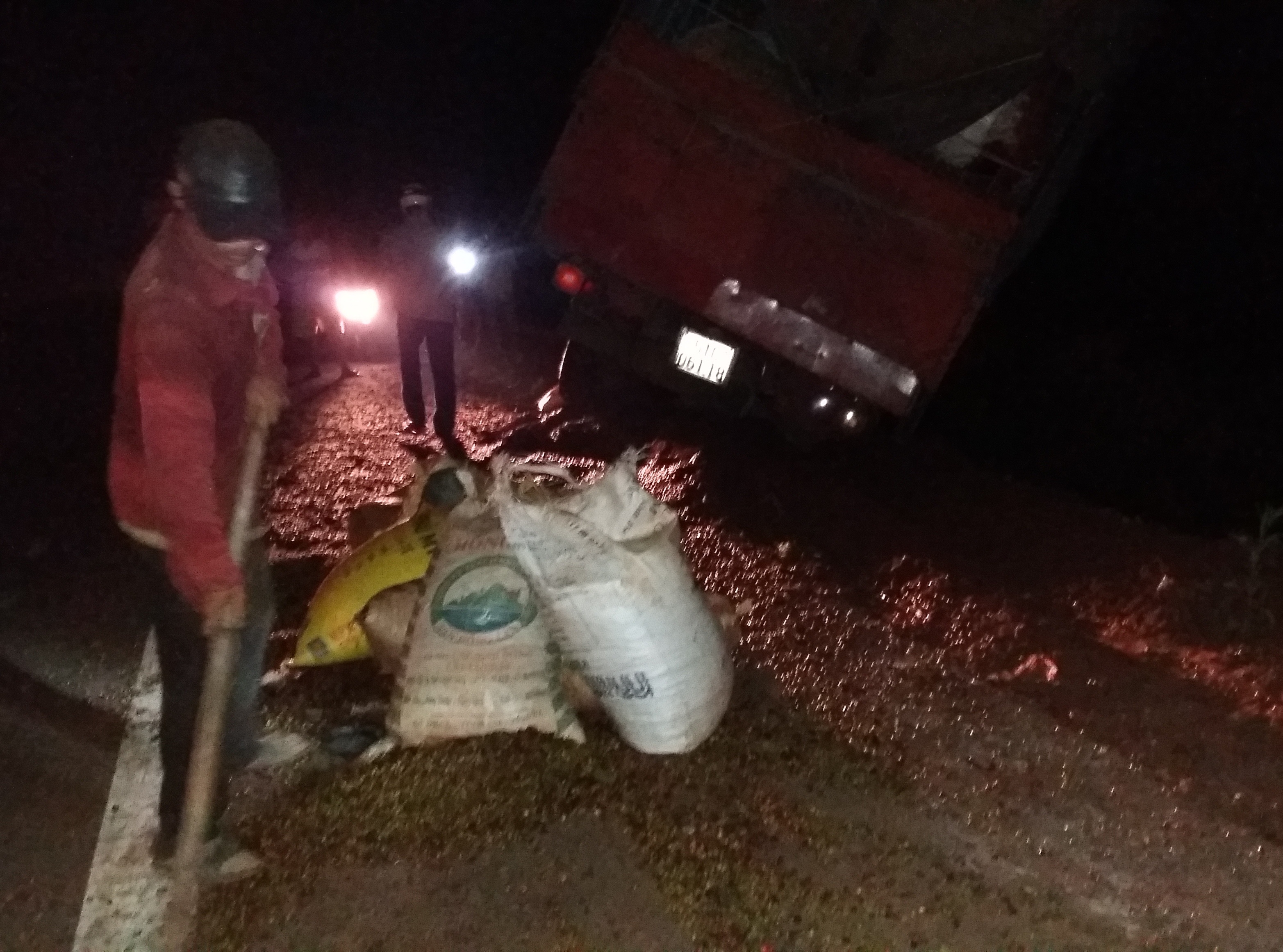 Xe tai dam cong nong, 5 tan ca phe tran ra duong hinh anh