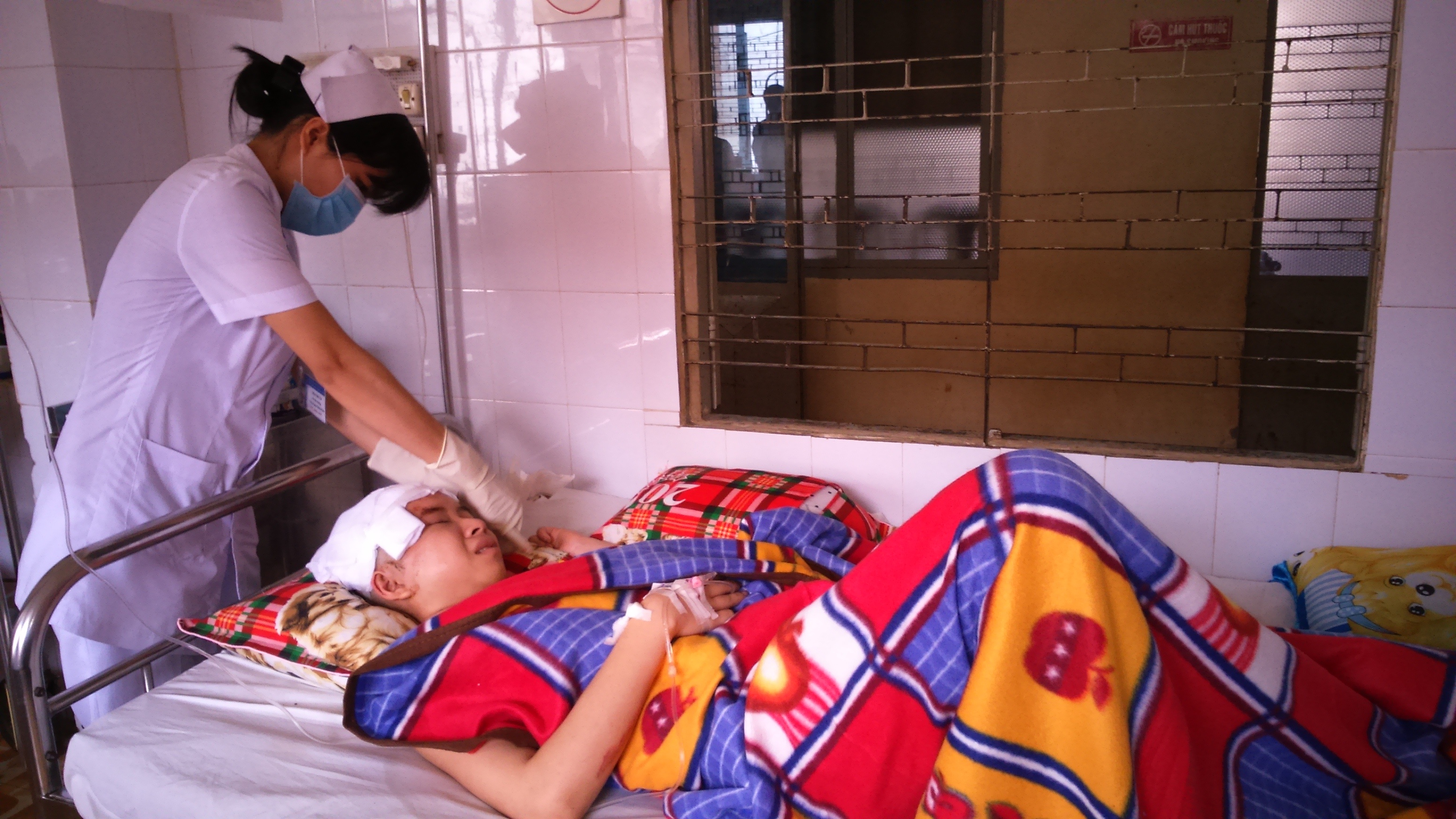 Chem 2 me con nguoi tinh roi tu tu hinh anh