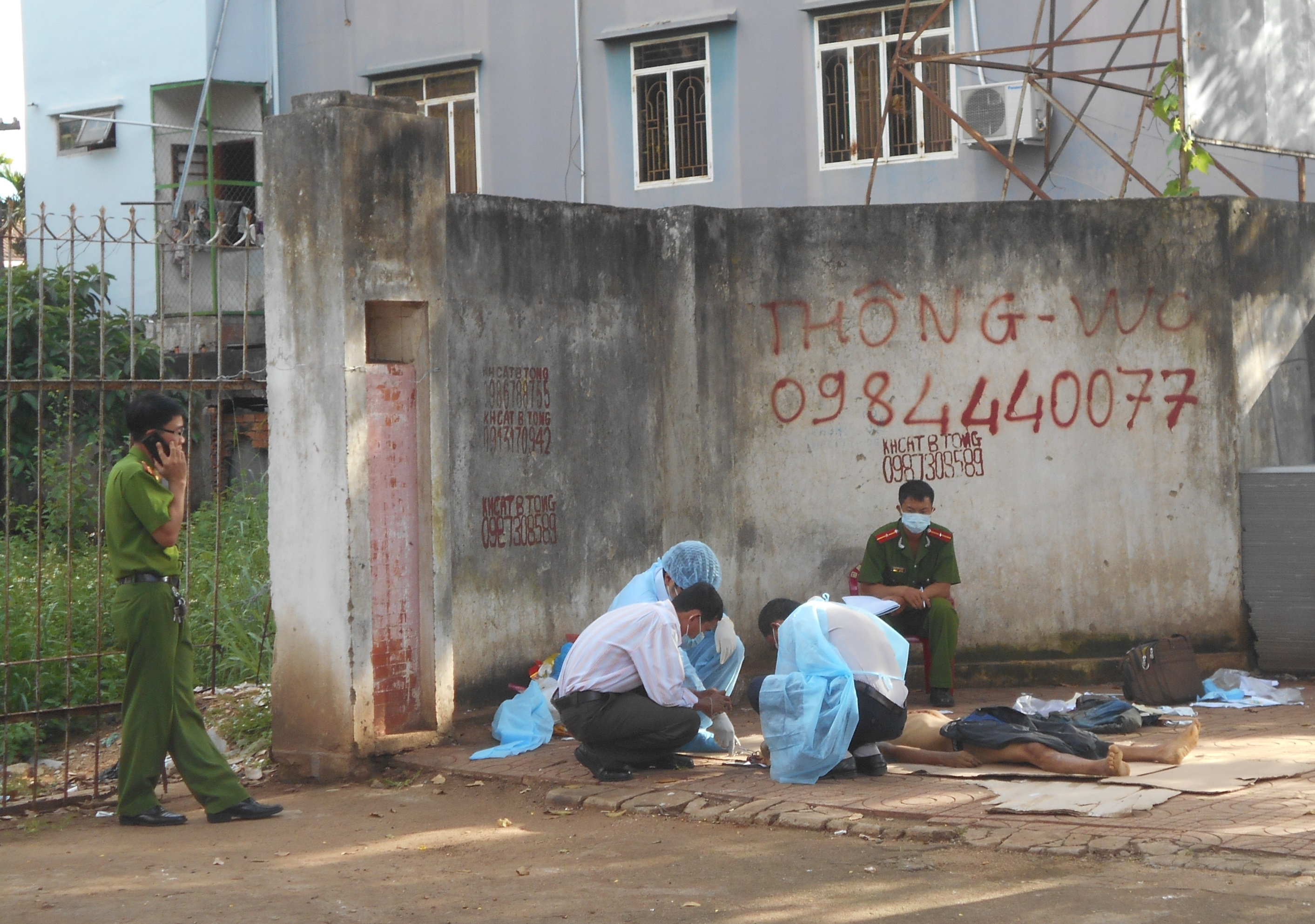 Nguoi dan ong ngoi chet ben via he hinh anh