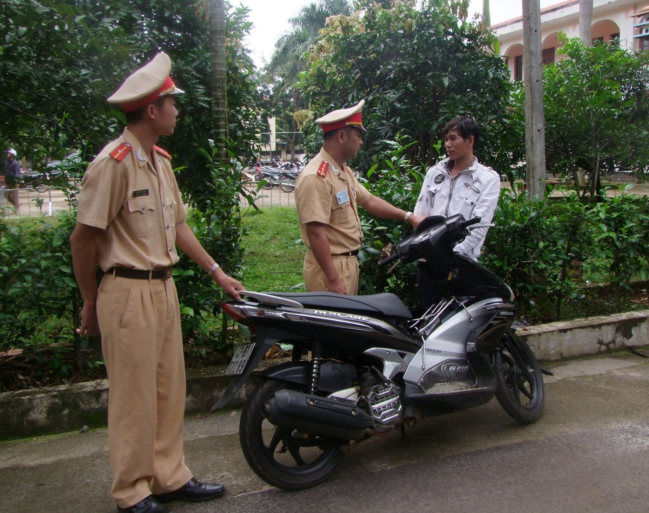 Mang xe an trom di tieu thu, bi CSGT bat giu hinh anh