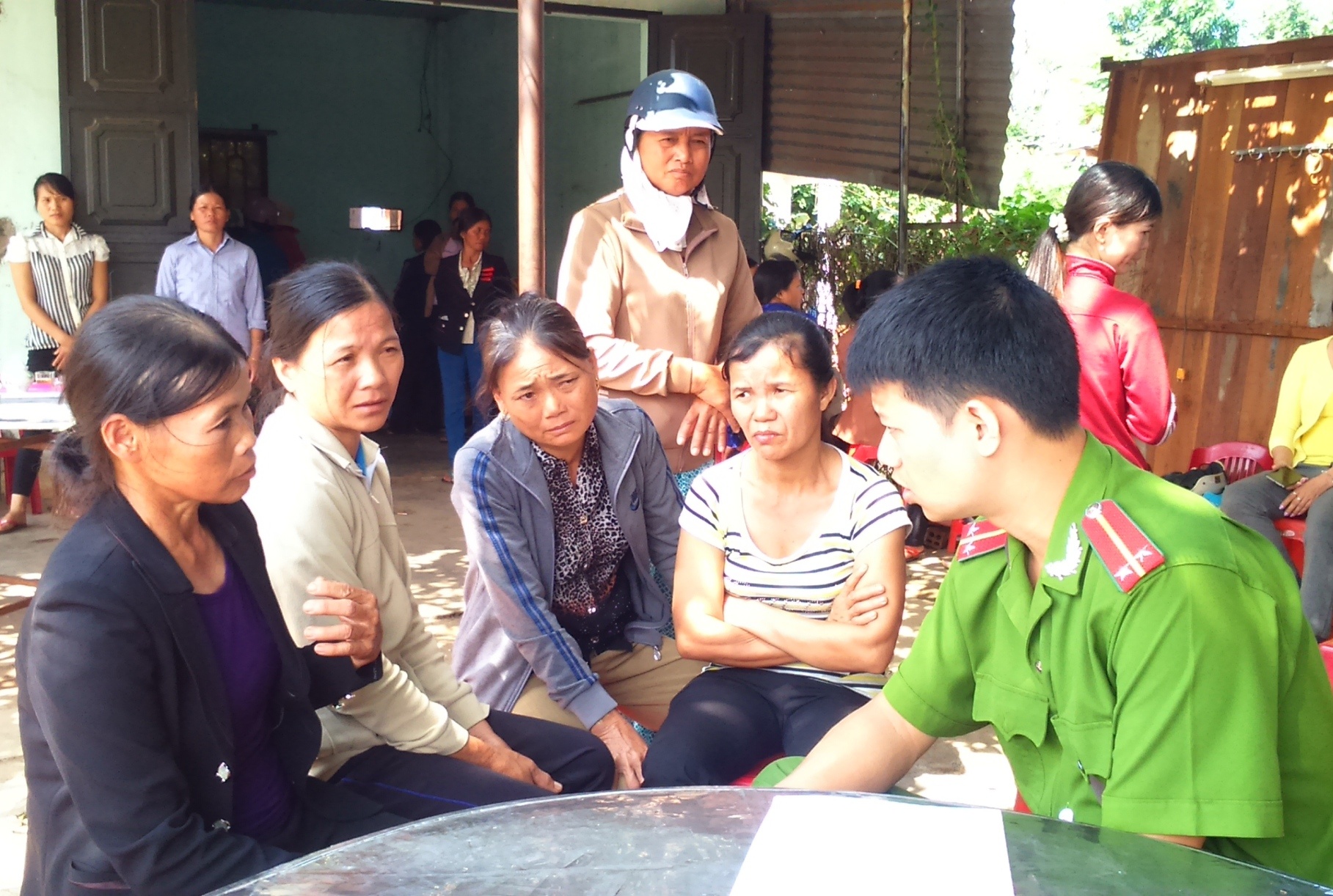 Mot giao vien tu vong sau khi sinh con hinh anh