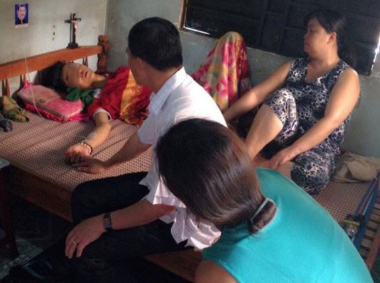 Bo me danh nhau, con trai uong thuoc diet co tu tu hinh anh