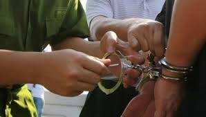 Giet ban nhau roi ve que dau thu hinh anh