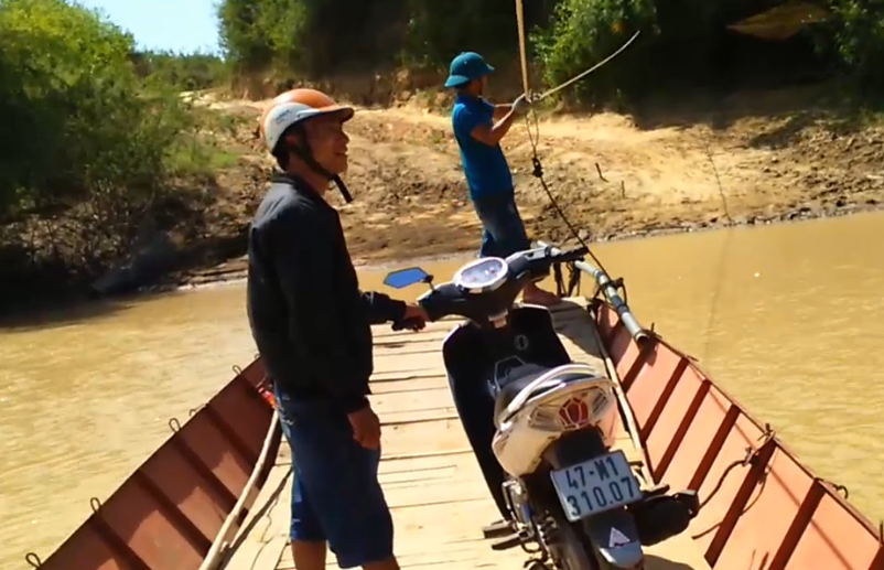 Clip nguoi dan keo day qua suoi hinh anh