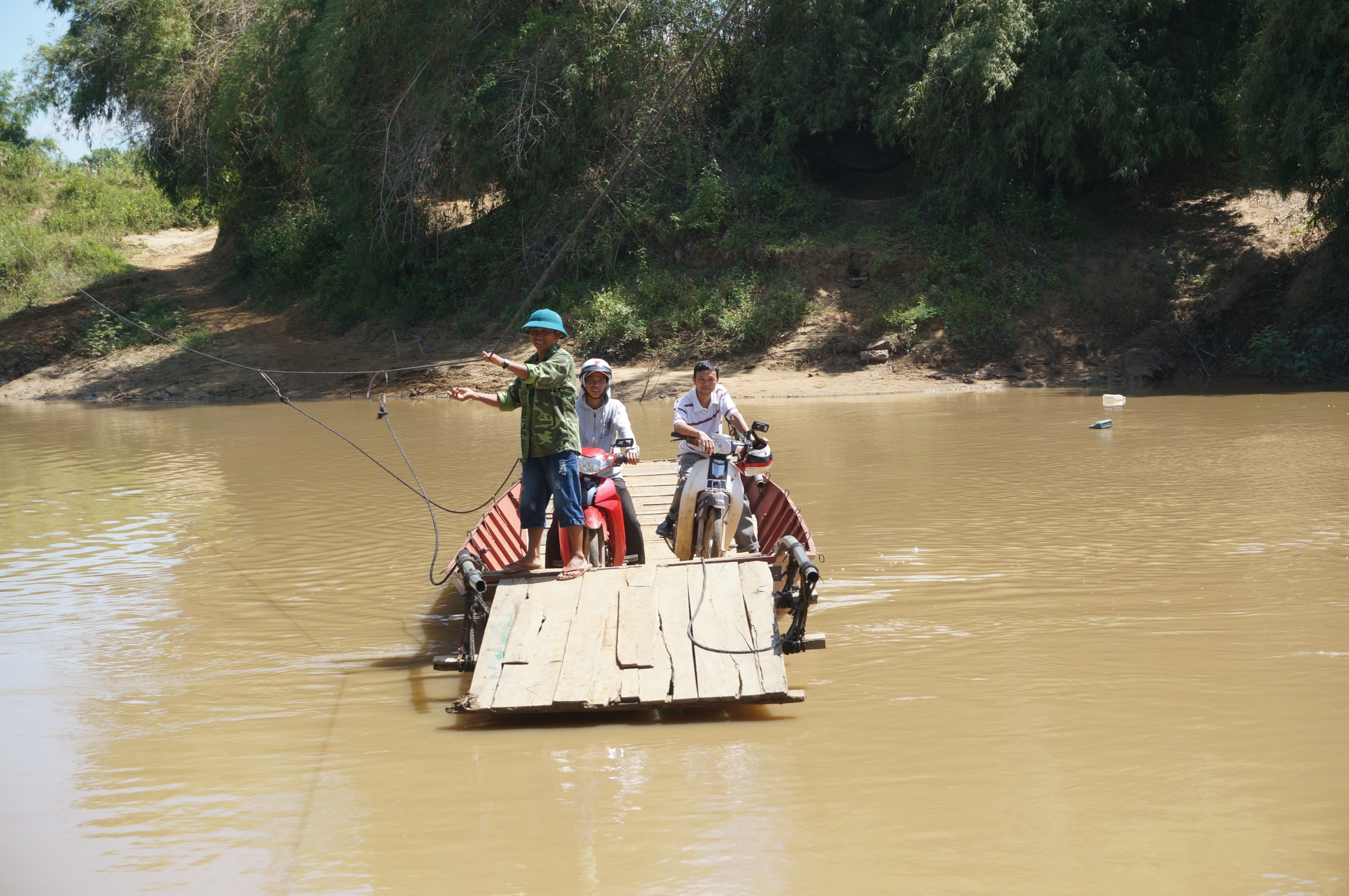 Khong co cau, 400 ho vuot suoi bang thuyen tu che hinh anh