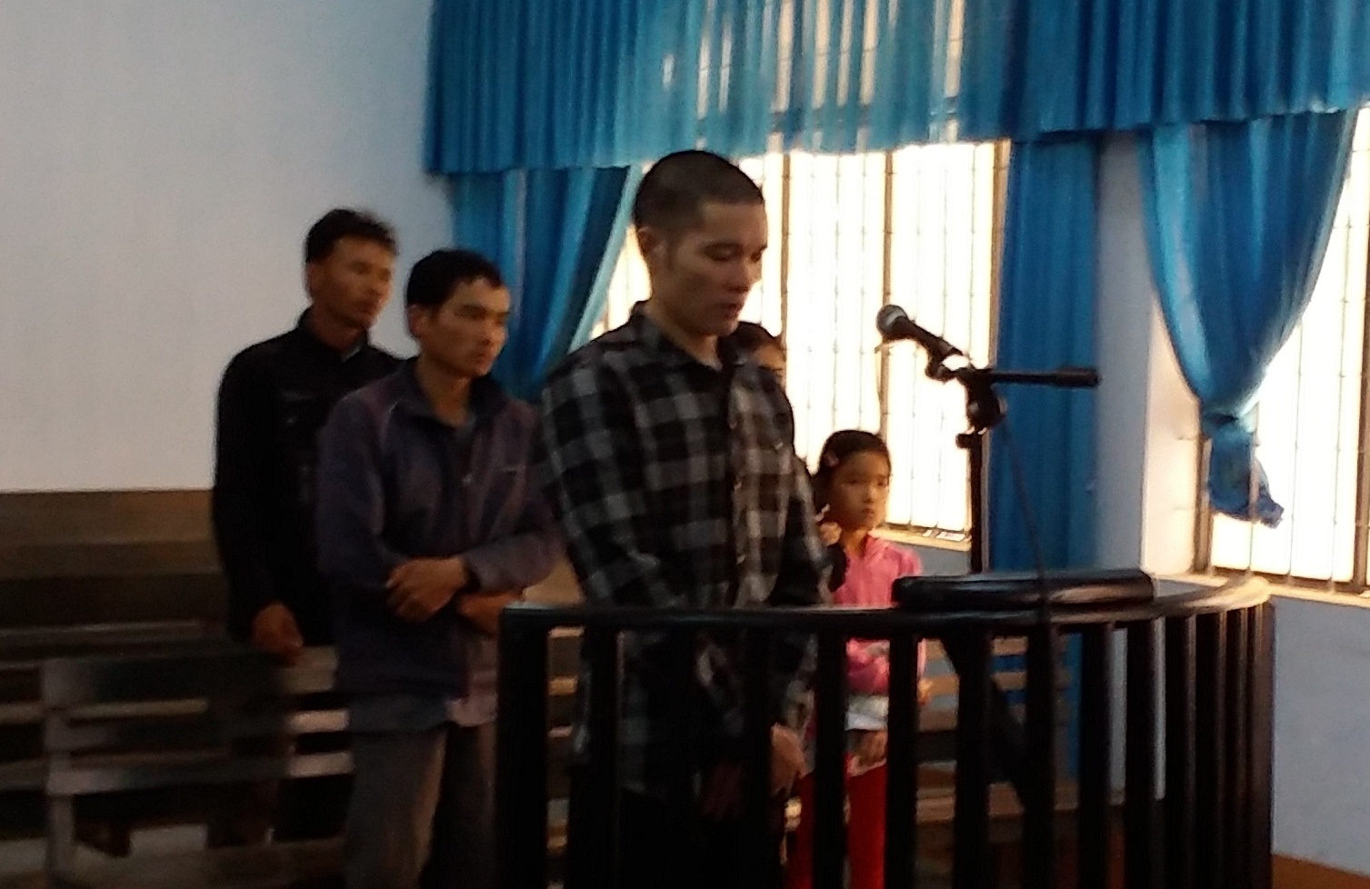 Ru be gai di be mang roi hiep dam 2 lan hinh anh