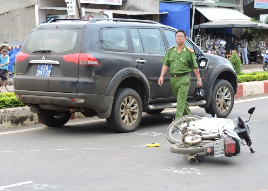Oto bien xanh tong xe may, mot nguoi nguy kich hinh anh