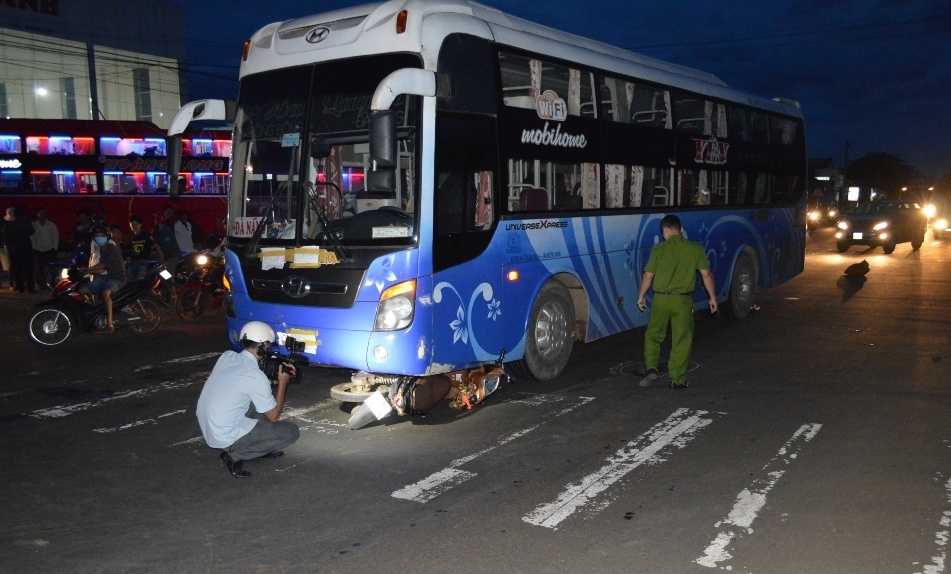 Nguoi phu nu thoat chet duoi gam xe khach hinh anh