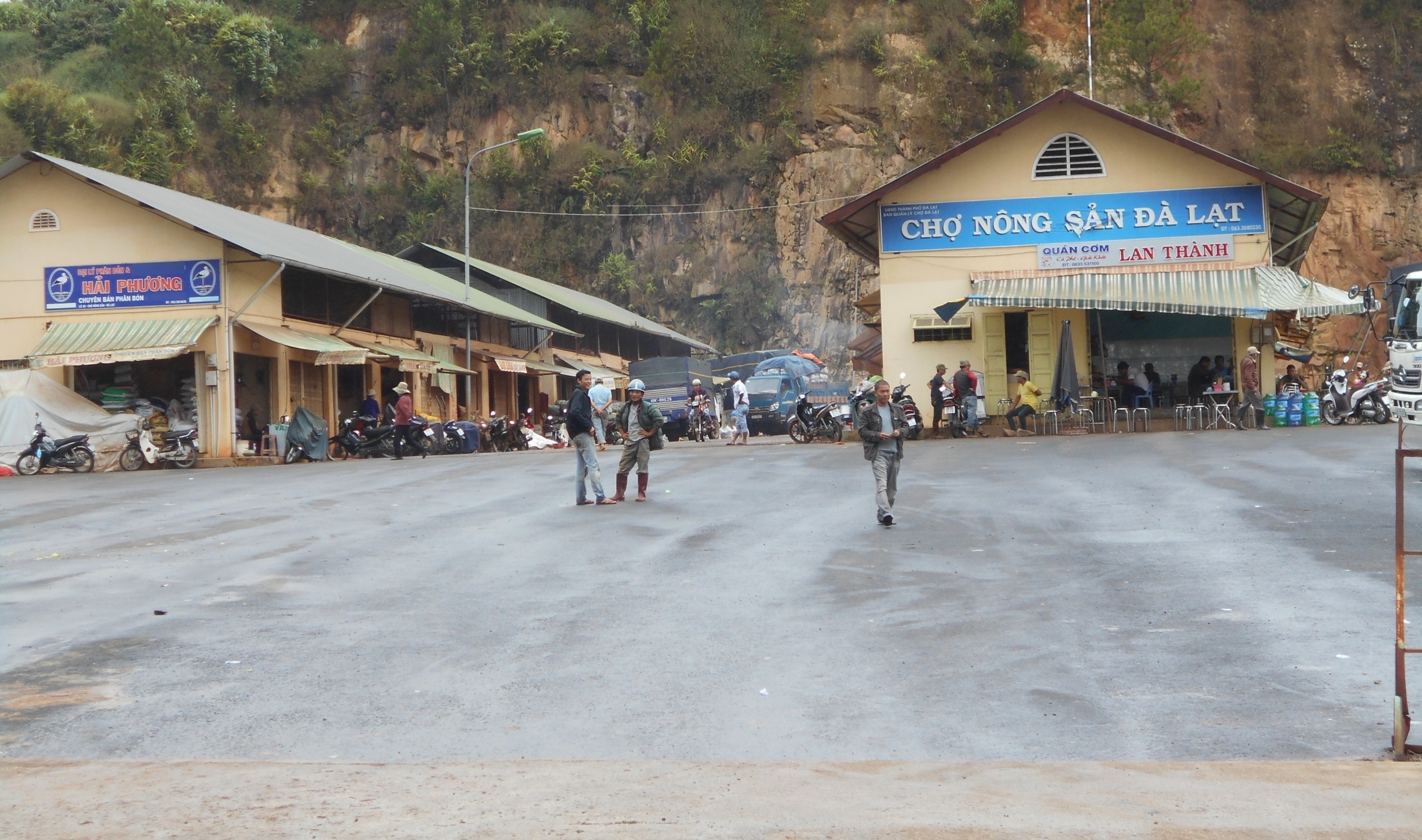 Lai cho khoai tay Trung Quoc vao cho nong san Da Lat hinh anh