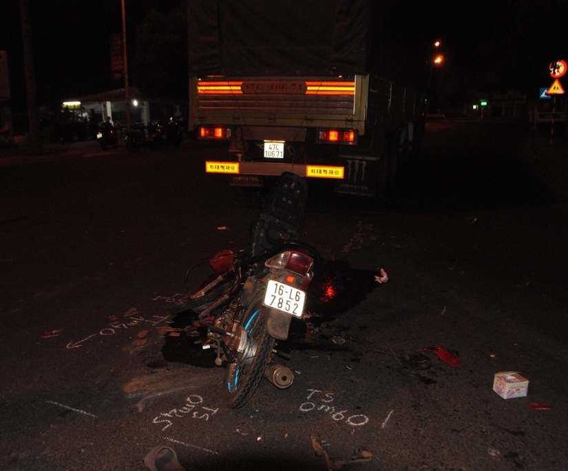 Chan cua mot thanh nien dap nat sau cu tong xe hinh anh