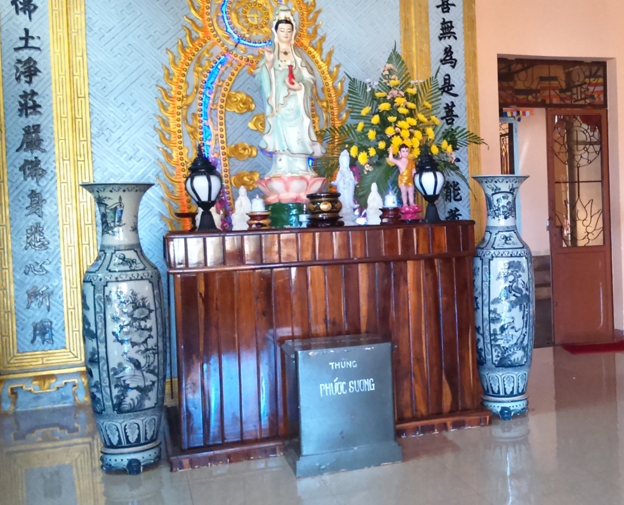 Nhom thanh nien di oto vao chua trom tien cong duc hinh anh