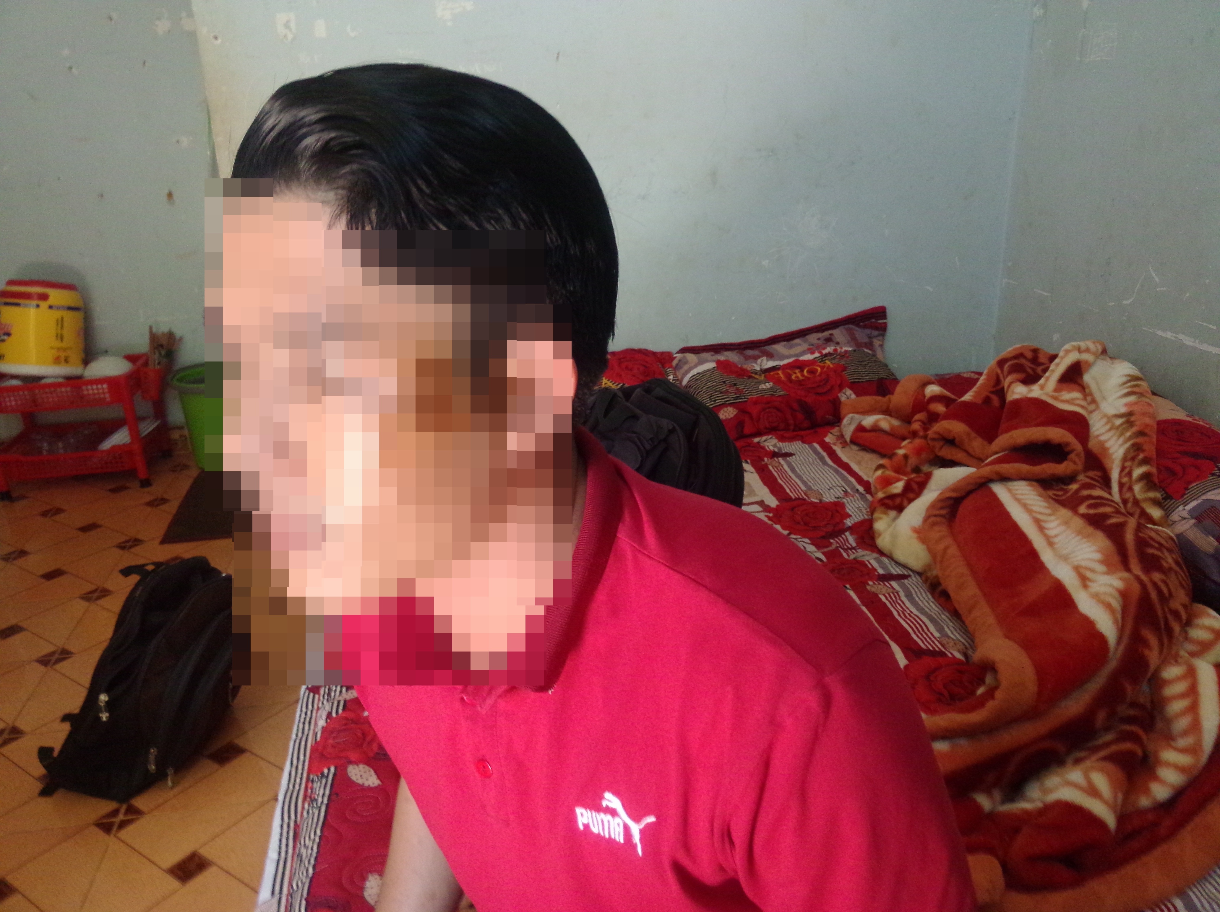 Bi vo cu tat axit vi khong dua tien sinh con hinh anh