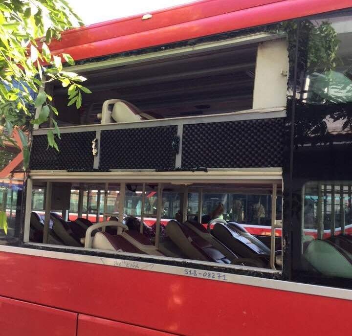 Nem da be kinh xe con goi dien ham doa hinh anh