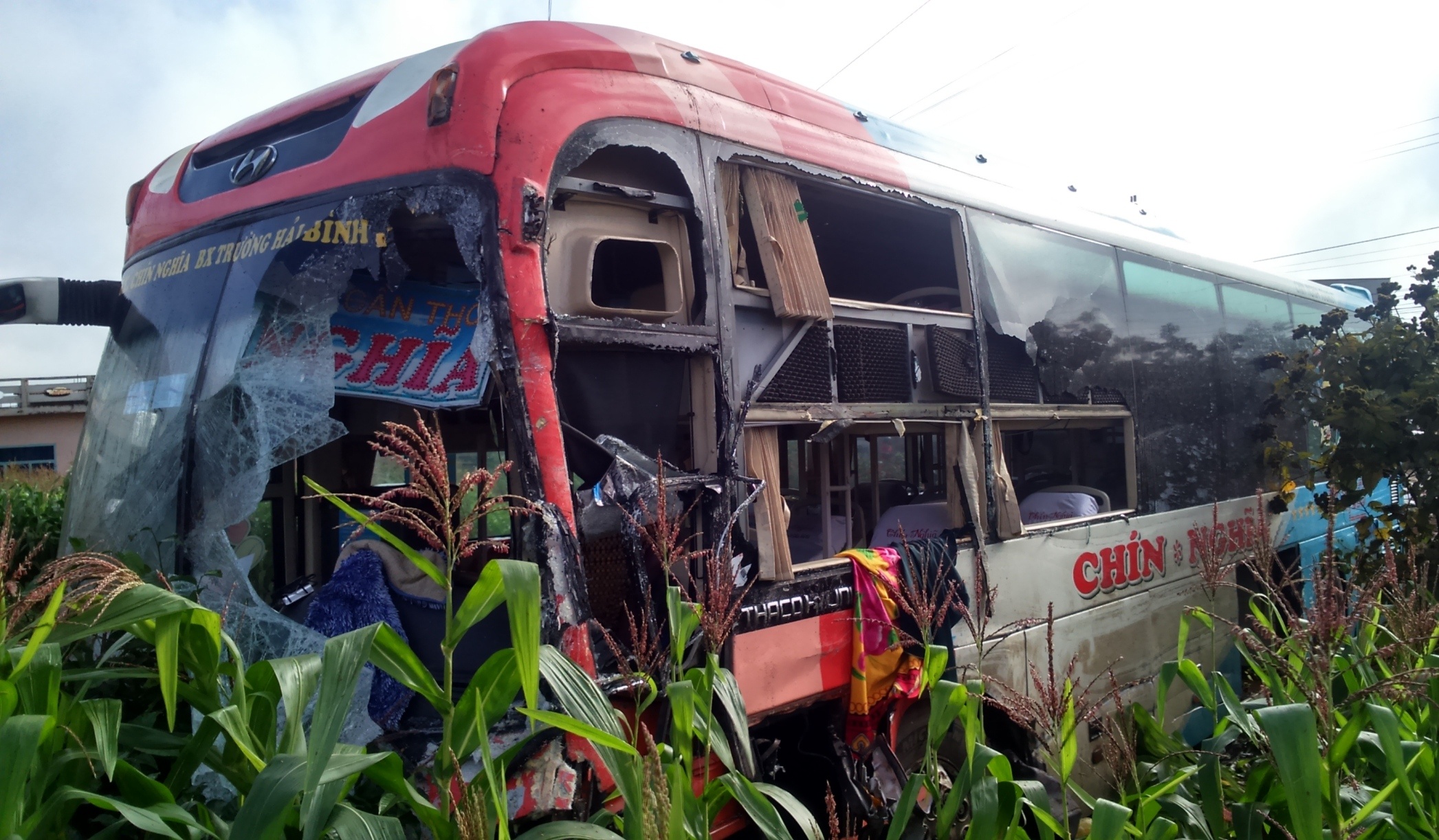 Oto khach doi dau xe tai, tai xe chet trong cabin hinh anh