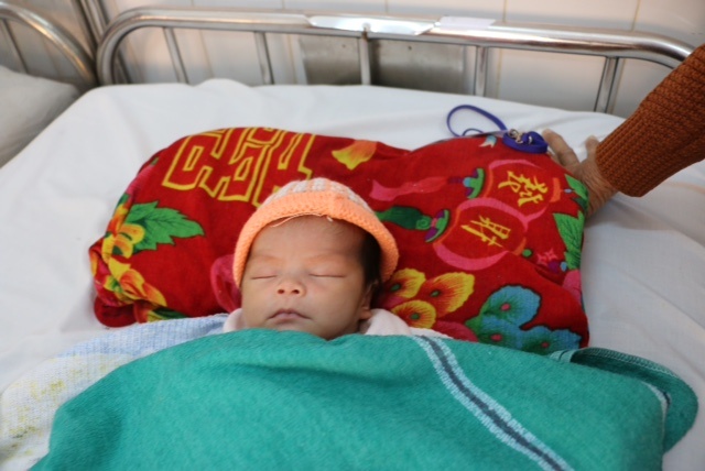 Chau be moi sinh bi vut xuong gieng can hinh anh